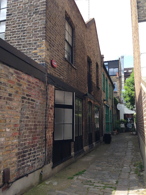 Narrow passageway, Islington, London N1