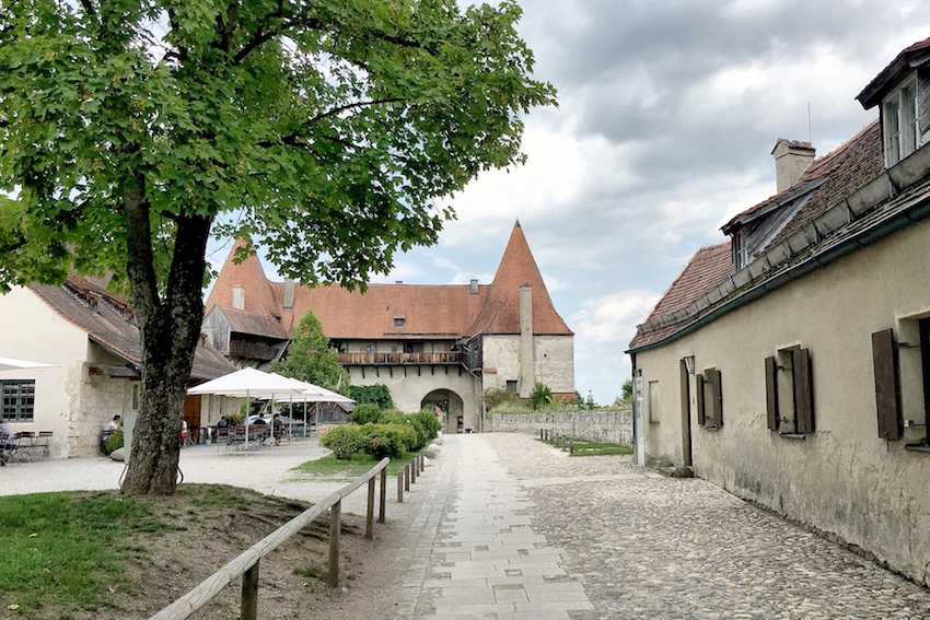 Spaziergang durch die Burganlage Spaziergang durch die Burganlage