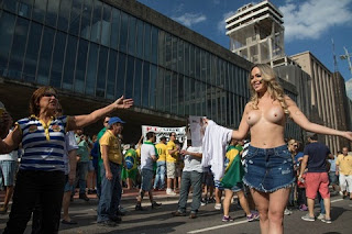 Ju Isen faz toplees mais uma vez em manifestação Ju Isen repetiu o feito no início do ano e tirou a roupa novamente durantes as manifestações que aconteceram neste domingo, 16. A socialite chegou na Avenida Paulista, em São Paulo, vestindo uma camiseta branca que já evidenciava a ausência de sutiã.