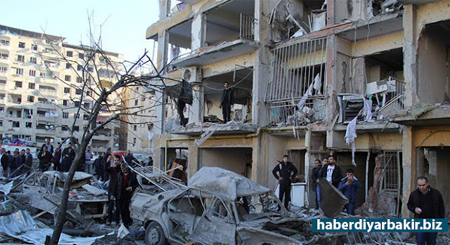 Diyarbakır'da PKK saldırısında ağır yaralanan genç kız hayatını kaybetti DİYARBAKIR-Diyarbakır'ın Bağlar ilçesinde PKK tarafından bomba yüklü araçla düzenlenen saldırıda ağır yaralanan 17 yaşındaki Habibe Aydın, yoğun bakımdaki yaşam mücadelesini kaybetti.