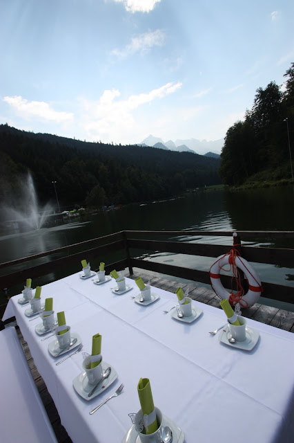 Sommerhochzeit am Riessersee - Kaffee und Kuchen auf dem Floss Sommerhochzeit am Riessersee - Kaffee und Kuchen auf dem Floss
