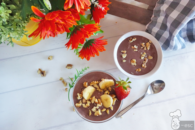 Postre fácil de yogur griego con chocolate, plátano y nueces (estilo Chunky Monkey)