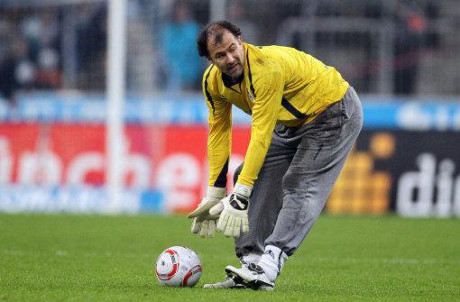 Bi an chiec quan 'xau xi' cua thu mon gia nhat EURO 2016 - Anh 2