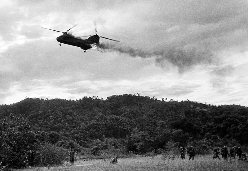 55 Incredible Black and White Photos of Vietnam War vintage everyday