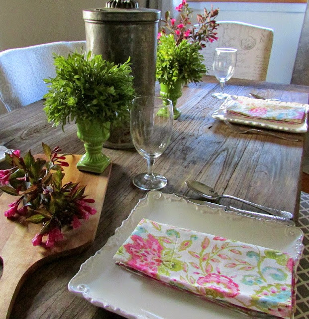 Using white dishes and pretty spring blooms to set a beautiful tablescape