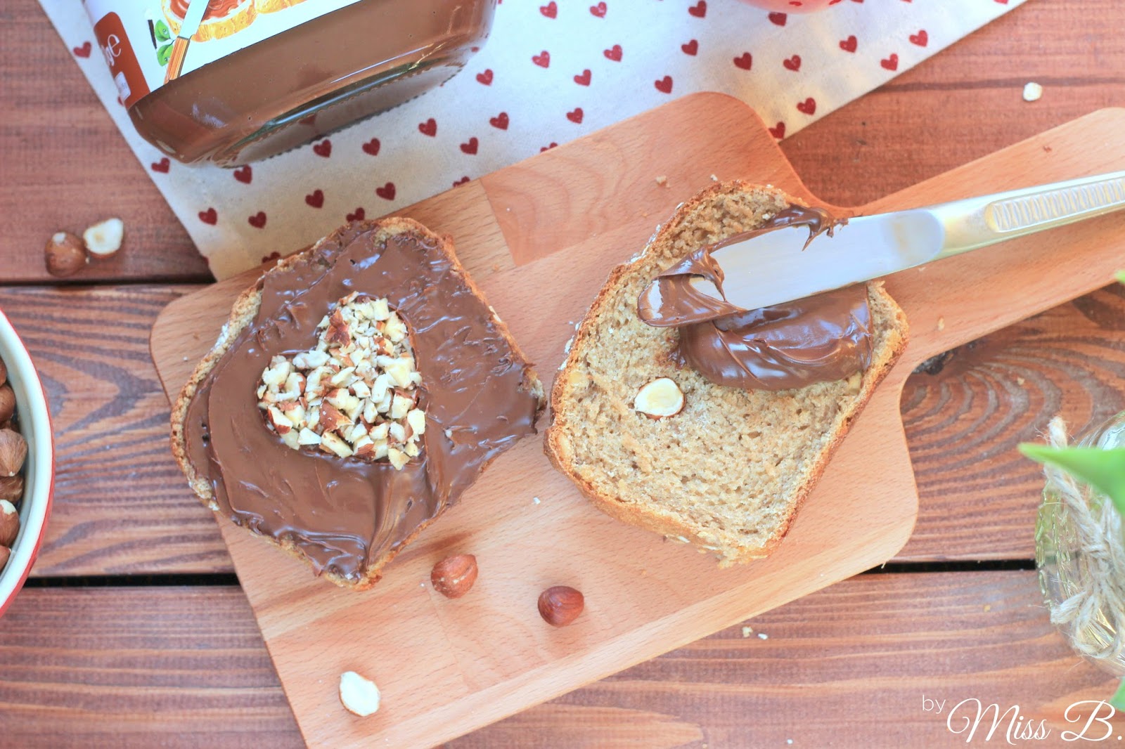 Selbst gebackenes Hafer-Haselnussbrot mit nutella