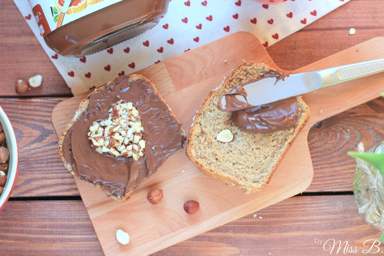 Selbst gebackenes Hafer-Haselnussbrot mit nutella