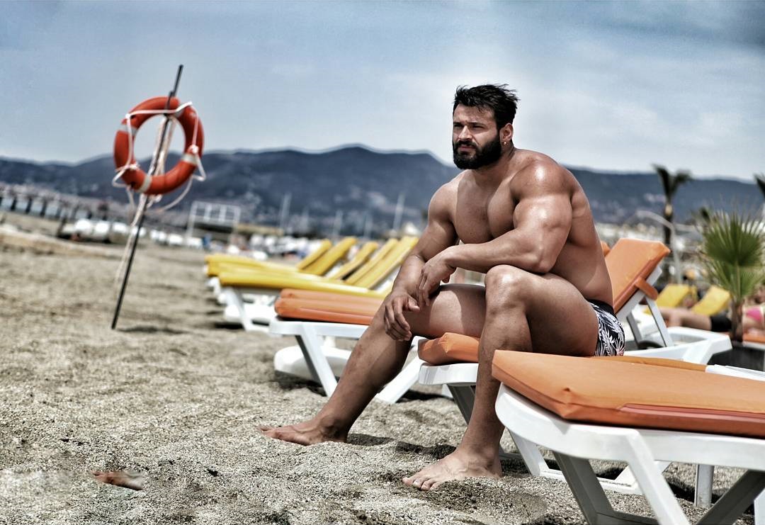 Накаченный на пляже. Мустафа Йылдыз. Парни на пляже. Турецкие парни на пляже. Качки на пляже.