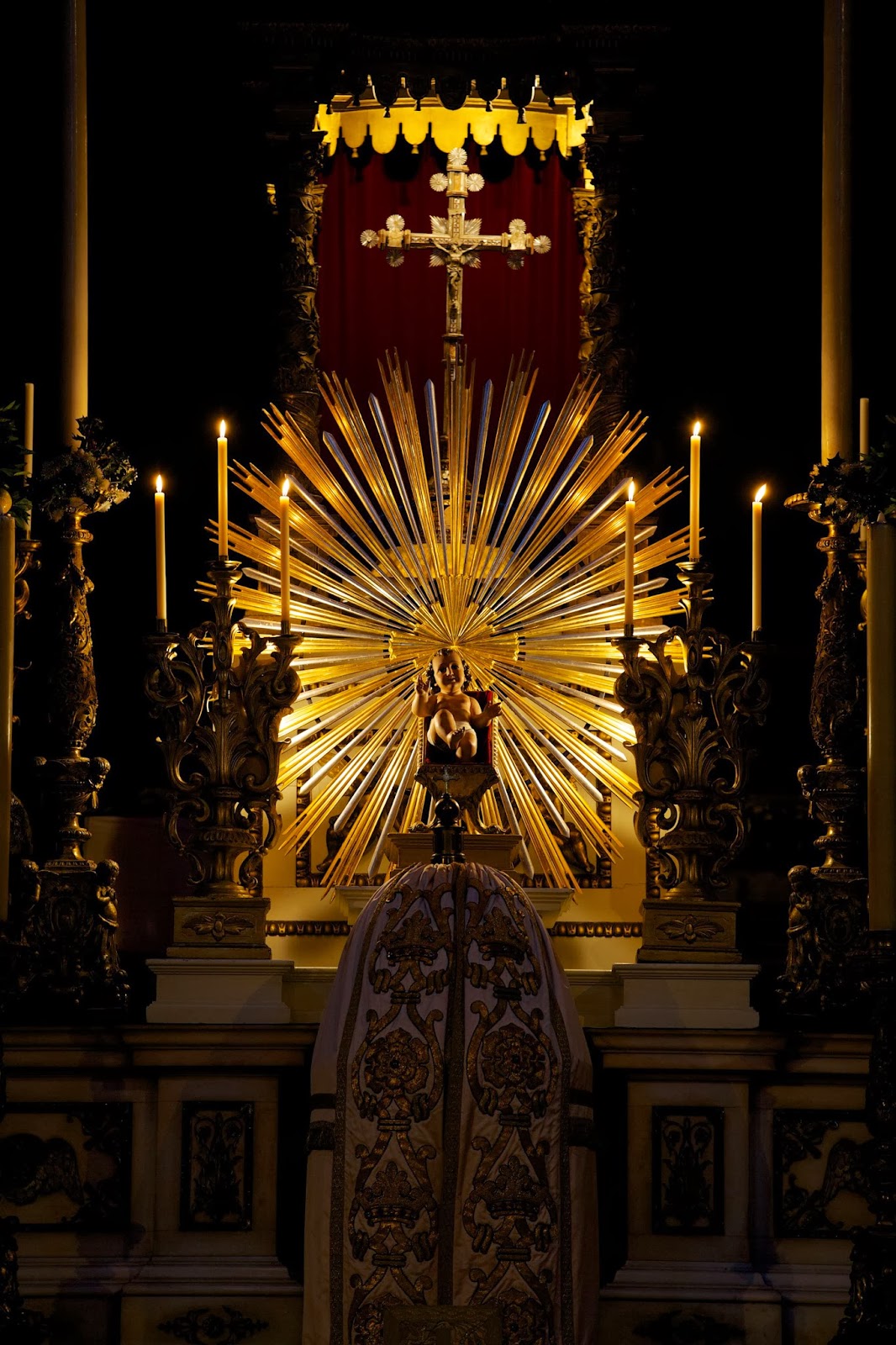 New Liturgical Movement Solemn Benediction on Christmas Day at the