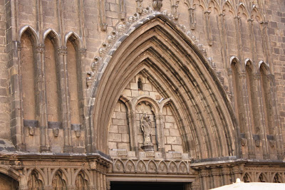 Gothic archivolts of the main entrance to Santa Maria del Pi