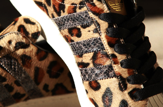 Pasa Por Internet: Adidas lanza unas zapatillas animal print