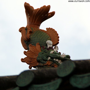 Figura de pez dragón en el tejado del Memorial Tang