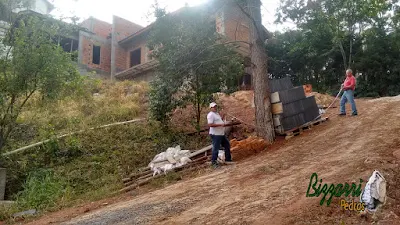 Bizzarri, da Bizzarri Pedras, visitando uma obra em condomínio em Atibaia-SP onde vamos fazer o muro de arrimo com pedra com a rampa para o carro com o piso de pedra. 09 de maio de 2017.