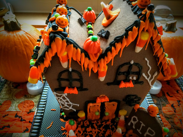 Haunted Gingerbread House via foobella.blogspot.com