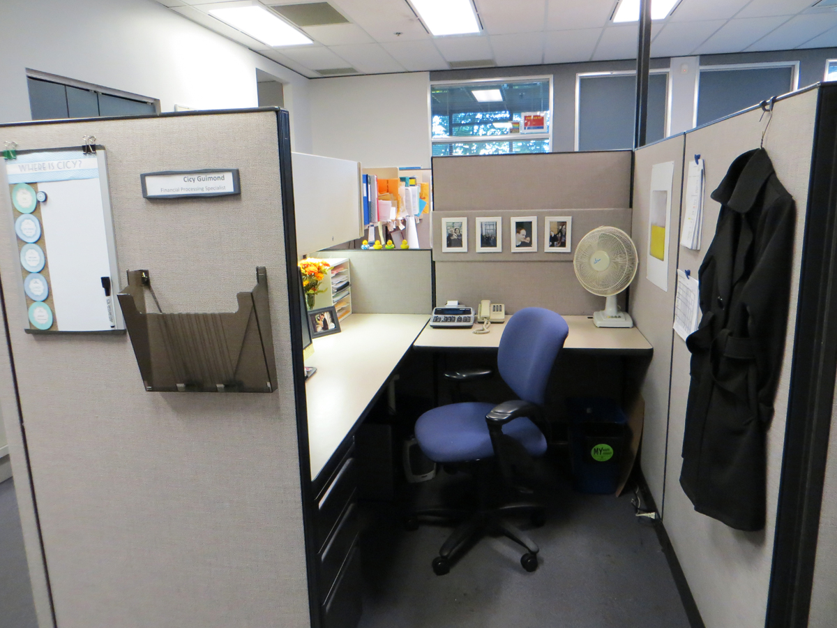 Home Priority: Compact Office Cubicle Decoration with Shabby Workspace