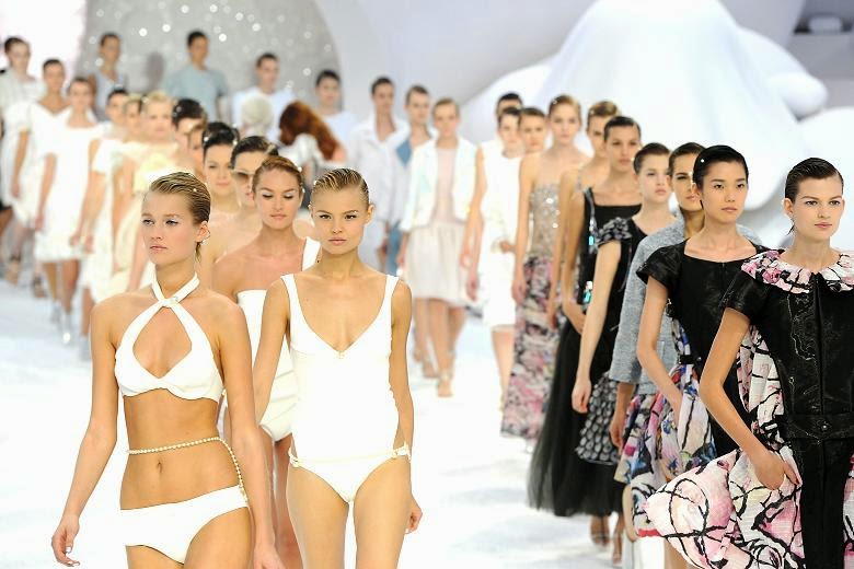 моды 09 16. модели диор. моды 09 16. ноги моделей на подиуме. моды 09 16.