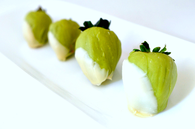 Housevegan.com: Vegan Matcha and White Chocolate Covered Strawberries - A delicious and different take on chocolate covered strawberries!