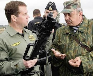 Perdana Menteri Rusia dengan senapan serbu amfibi ADS
