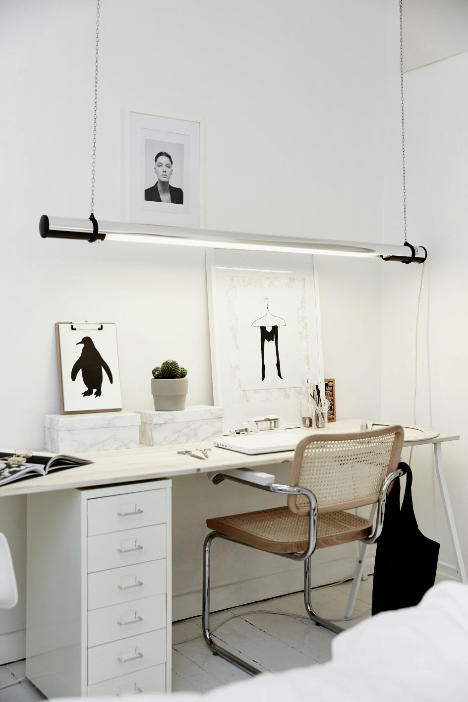 светильник над письменным столом. свет письменный стол. дизайнерский компьютерный стол. свет письменный стол. стол для кабинета домашнего.