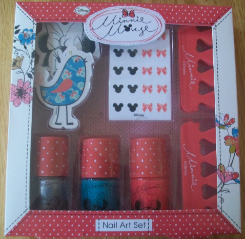 Minnie Mouse Nails Art