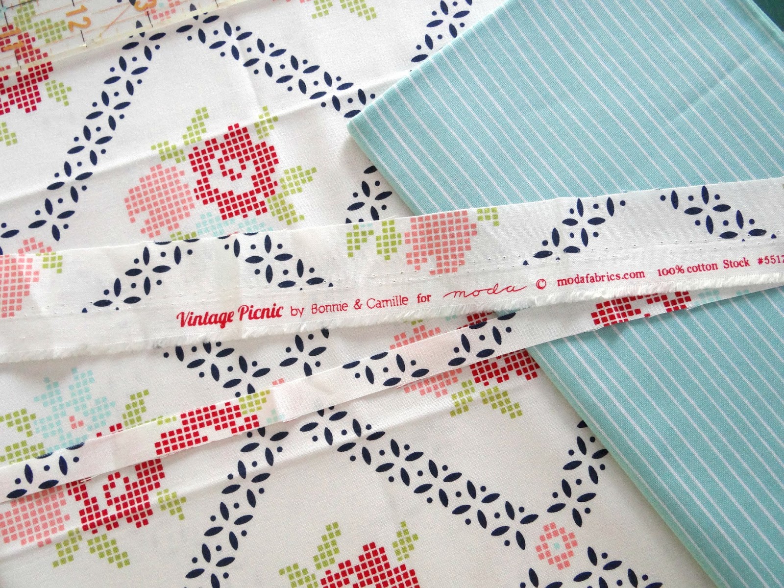 Jenny of ELEFANTZ Sewing a simple bread bag...