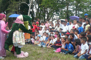 la Caimana del Orinoco llevando mensajes ambientalistas