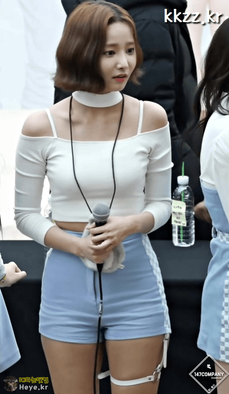 모모랜드, 어깨드러나는 오프숄더 연우..