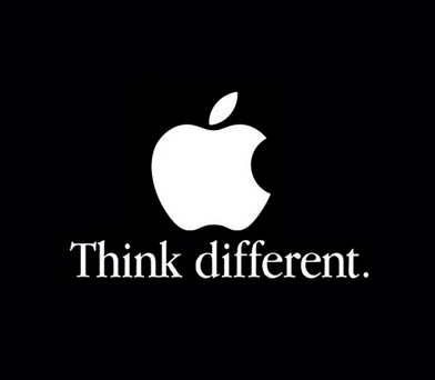 Imagem da logomarca da Apple em branco e fundo preto associada ao slogan Think Different (tradução: Pense Diferente) 