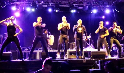 La Charanga Habanera Foto de La Charanga Habanera cantando en concierto