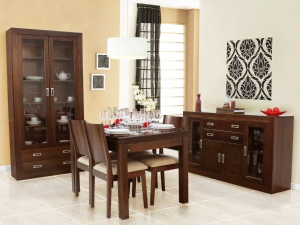 decoração de sala de jantar com mesa de madeira