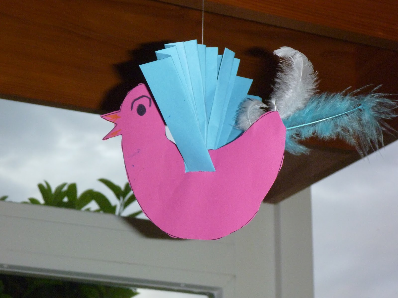 Frühlingsgefühle im Kindergarten: Vögel basteln und ausmalen für kleine Künstler