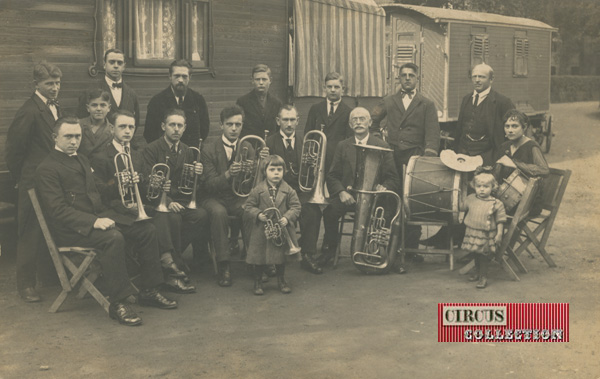 l'orchestre du cirque en carte postale 