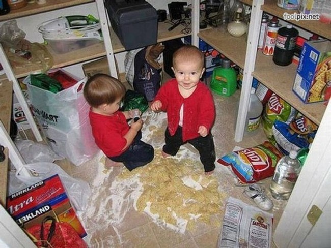 Crianças fazendo bagunça na casa