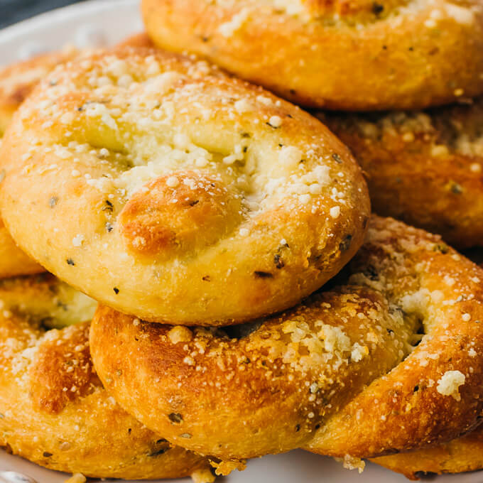 AMAZING KETO GARLIC KNOTS baking school