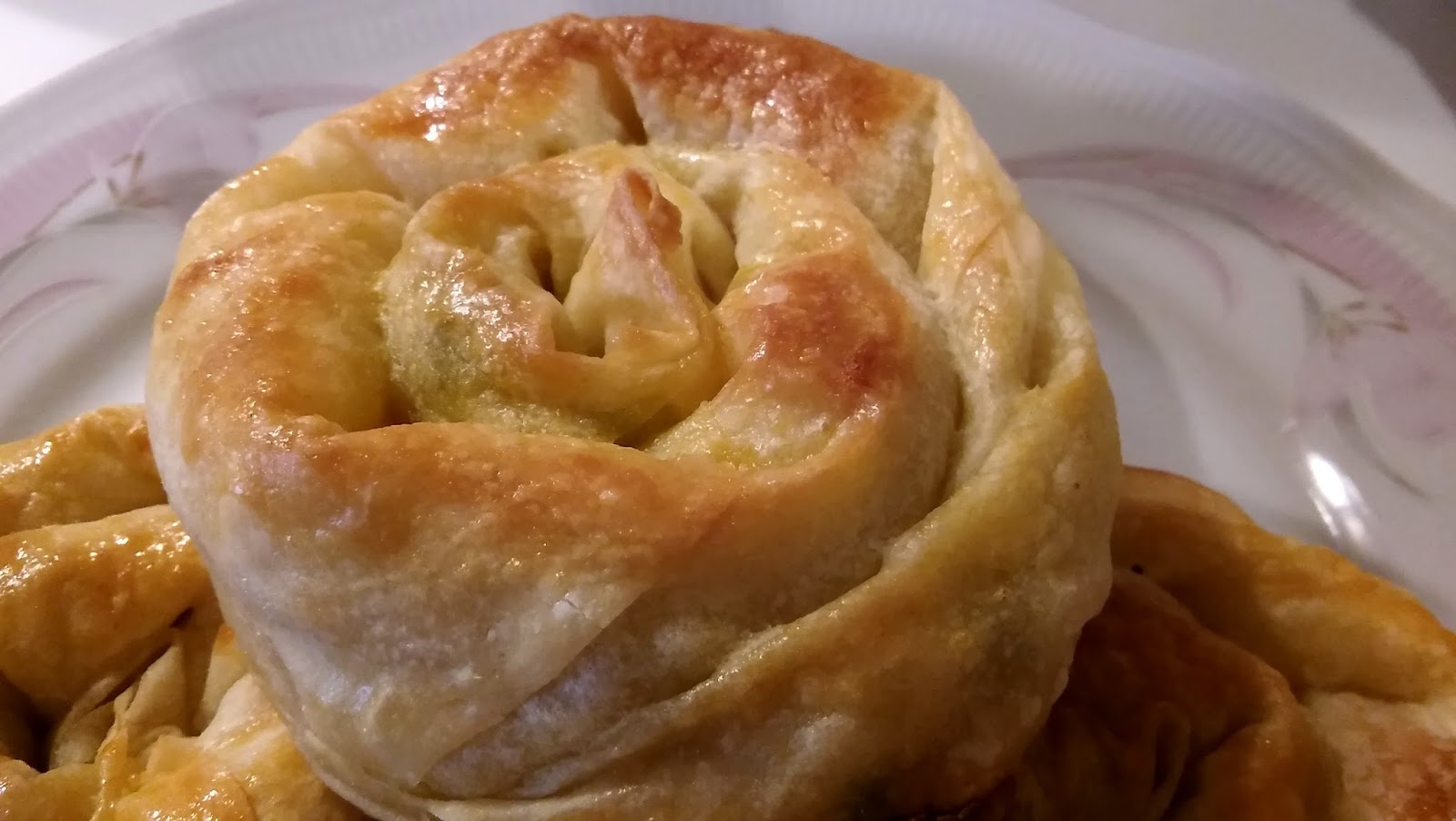 NALAN MUTFAKTA PIRASALI GÜL BÖREĞİ