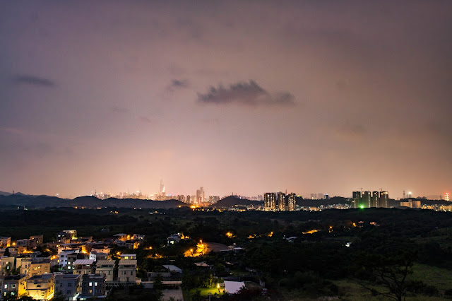 入夜後的打鼓嶺只有點點燈火，會對岸深圳燈火通明成強烈對比。