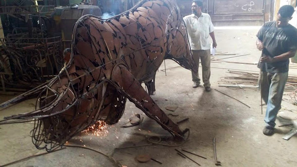 Escultura de toro en proceso