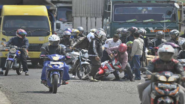 Ingin Berpergian? Hati-hatilah Ketika Melintasi Jalanan! Inilah 7 Jalan Yang Rawan Kecelakaan di Indonesia Ingin Berpergian? Hati-hatilah Ketika Melintasi Jalanan! Inilah 7 Jalan Yang Rawan Kecelakaan di Indonesia