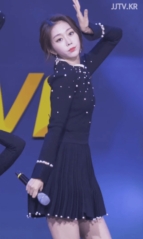 러블리즈 지수 펄럭이는 주름 치마