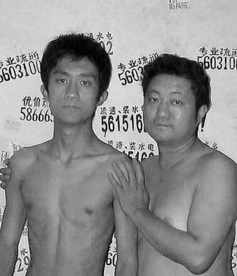 Foto 26 Tahun Bersama Sang Anak yang Kuras Air Mata Netizen