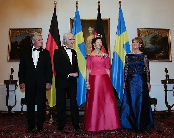 Queen Silvia style, Diamond Tiara, Diamond earrings, wore satin gown, Daniela Schadt wore satin gown, jewellry