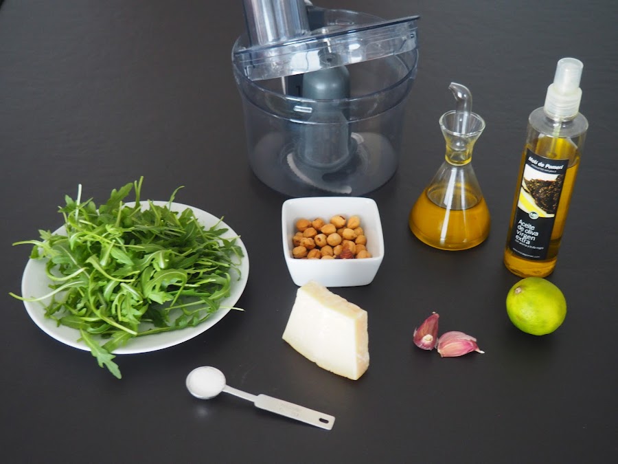 Pesto de rúcula y avellanas, con ajo, parmesano, lima y aceite de oliva.