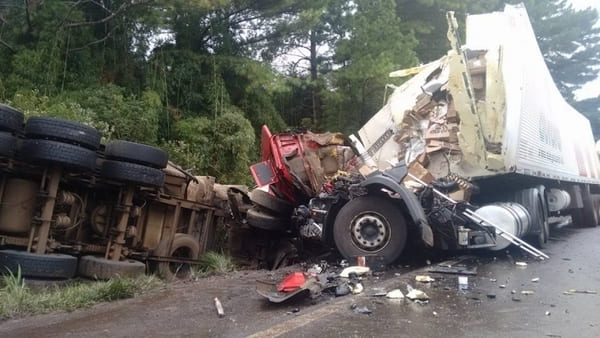 Colisão violenta entre duas carretas na BR 153 Colisão violenta entre duas carretas na BR 153