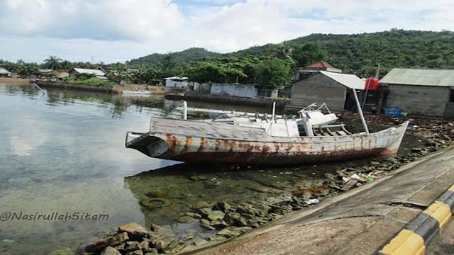 Bongkahan bangkai kapal di pelabuhan Lama Karimunjawa