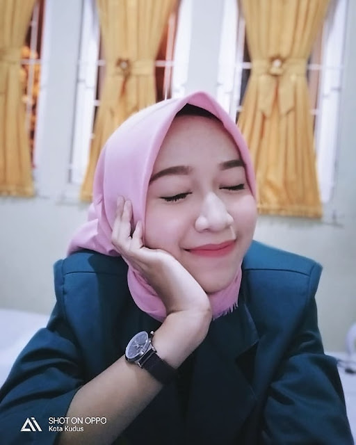 Dewi Andini Hijaber Manis dan Romantis - Selebriti Hijab