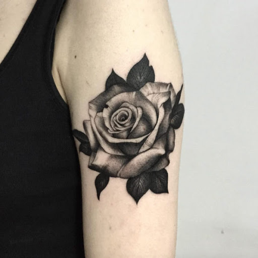 Esta bela blackwork rosa