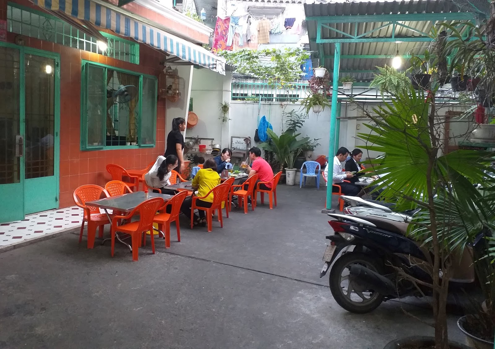Sài Gòn quán Quán bò lá lốt đường ray vừa ăn vừa nghe tàu xình xịch chạy  qua