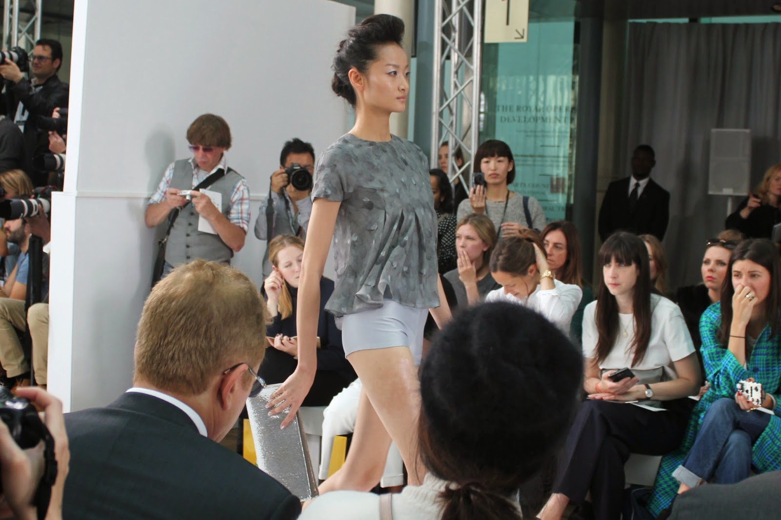 london-fashion-week-2014-lfw-DAKS-show-catwalk-spring-summer-2015-models-clothes-fashion-frow-royal-opera-house-top-shorts-feathers