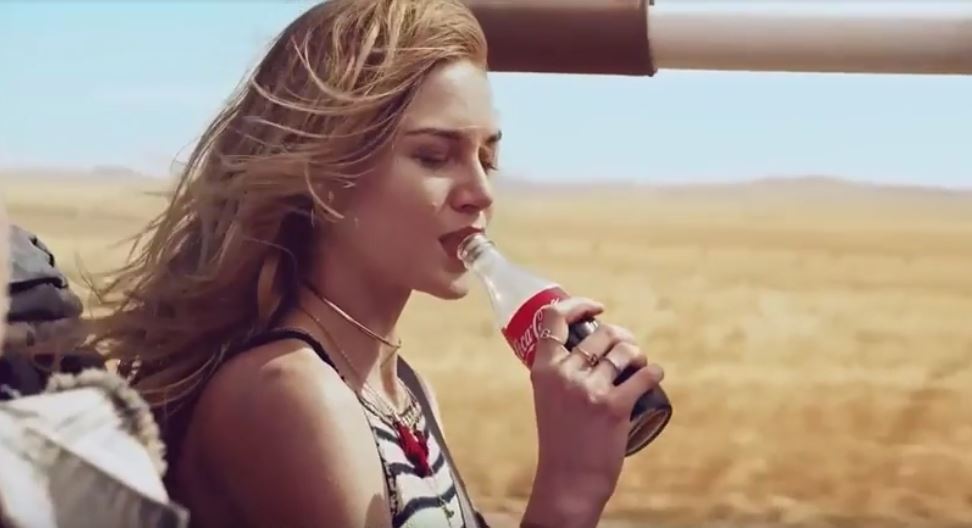 Modella Coca Cola pubblicità Godersi di più la vita con Coca Cola con Foto - Aprile 2017