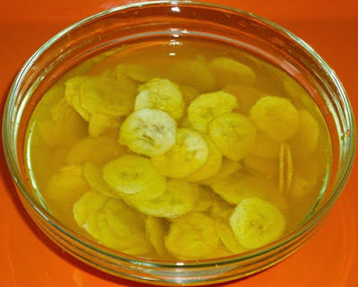 banana slices in cold water